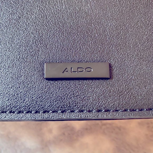 A̺͆l̺͆d̺͆o̺͆ 𝑐𝑟𝑜𝑠𝑠𝑏𝑜𝑑𝑦 𝑏𝑎𝑔 𝑤𝑖𝑡ℎ 𝑐ℎ𝑎𝑖𝑛 𝑠𝑡𝑟𝑎𝑝𝑠 - Picture 2 of 7